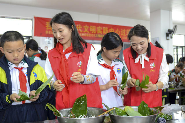 娄底  迎六一  庆端午 包粽子 志愿