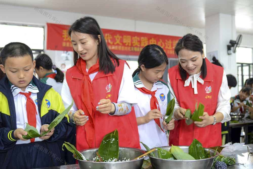 娄底  迎六一  庆端午 包粽子 志愿