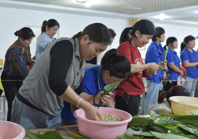 鞋厂  农民工  包粽子  竞赛  工会  活动  湖南  非遗文化