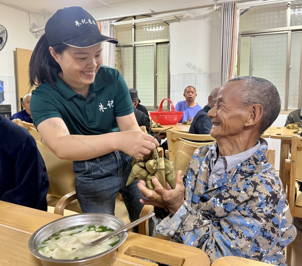 爱心迎端午  情暖福利院
