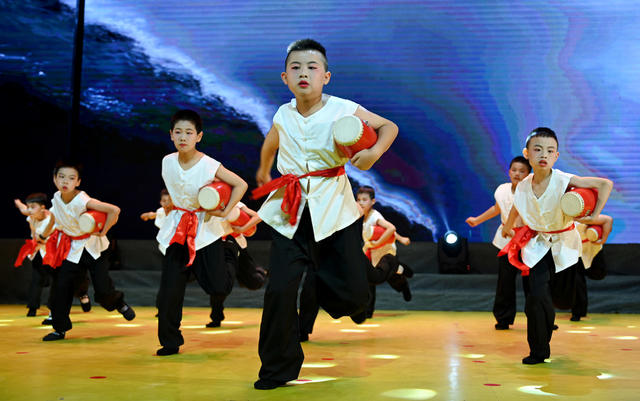 文艺 演出 迎六一 节日 文化生活 活动 儿童节 学校 舞蹈 学生 儿童  欢歌载舞