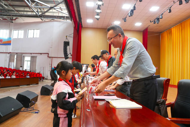 六一  庆祝  大会  关爱  资助