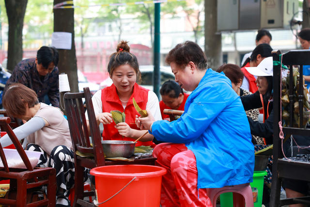 端午节 包粽子 邻里情