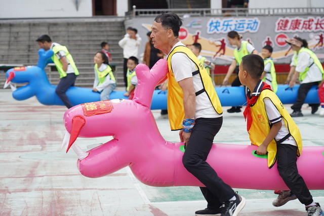 童心筑梦庆六一，旱地龙舟迎端午。5月29日，湖南省隆回县东方红小学举行亲子拓展活动，家校联合迎“双节”。