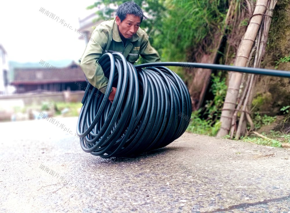 水管 村民 更换 用水