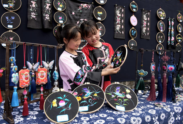 苗绣 学生 展览 才艺 喜迎 家长 六一