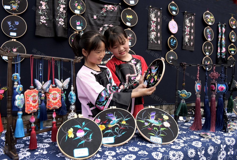 苗绣 学生 展览 才艺 喜迎 家长 六一