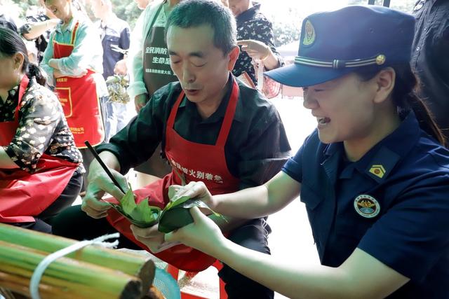 志愿者 消防 端午 包粽子