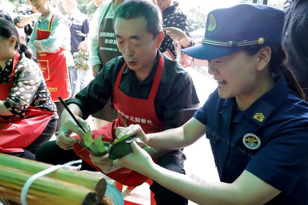 志愿者 消防 端午 包粽子