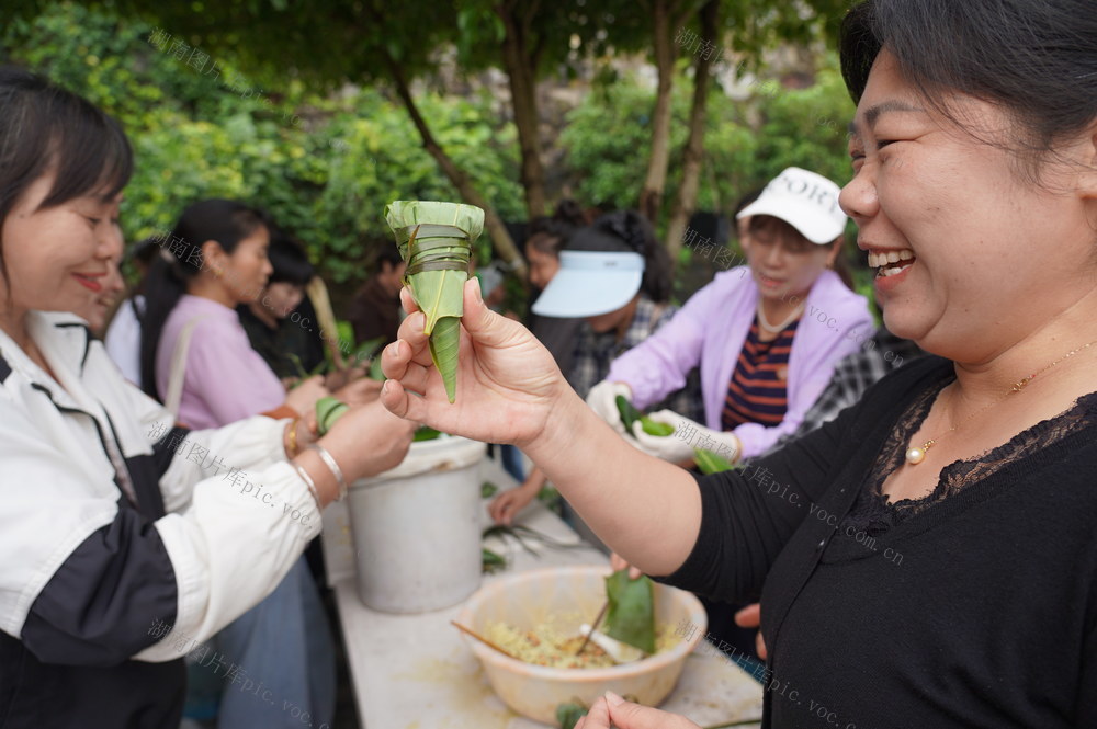 端午近，粽飘香。5月29日，湖南省隆回县手鼓协会买来糯米、红枣、粽叶等，组织会员们开展端午节包粽子活动，现场其乐融融。