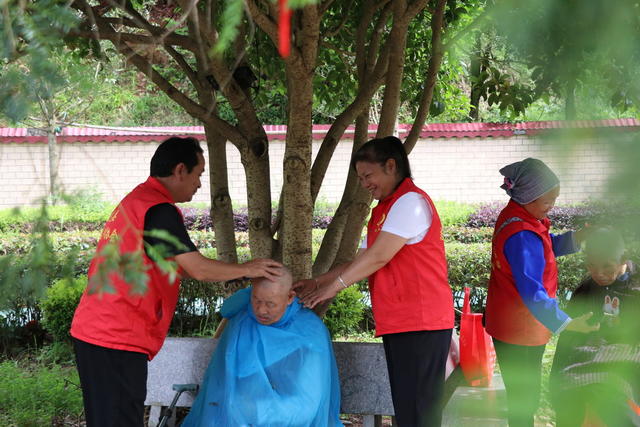 端午节慰问
敬老院