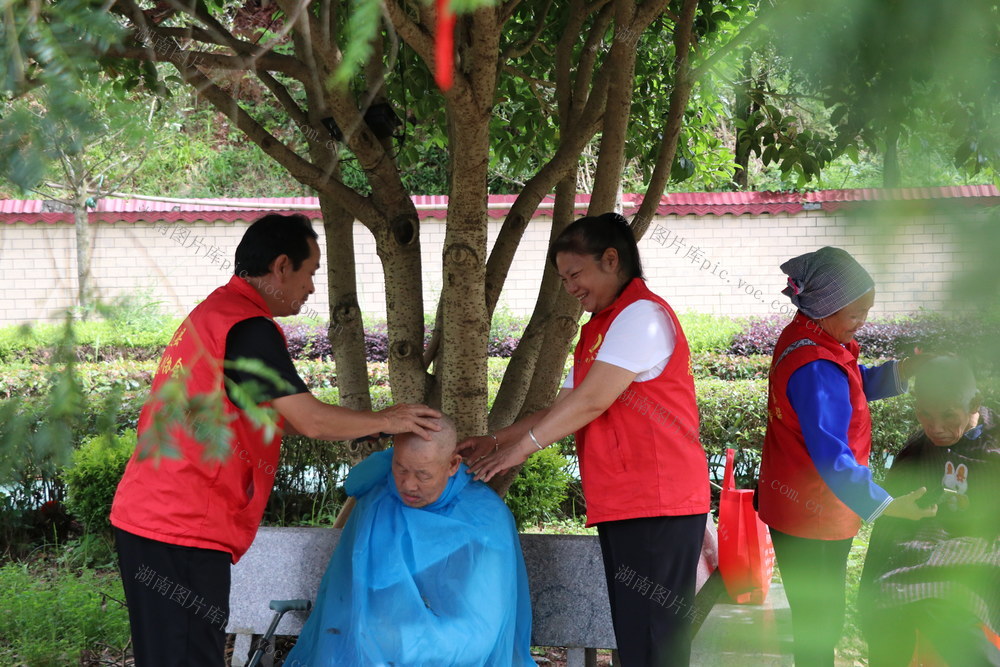 端午节慰问
敬老院