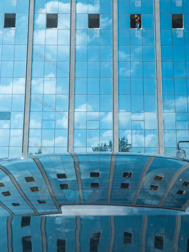 幕墙  天窗  蓝天 白云  酒店  工人