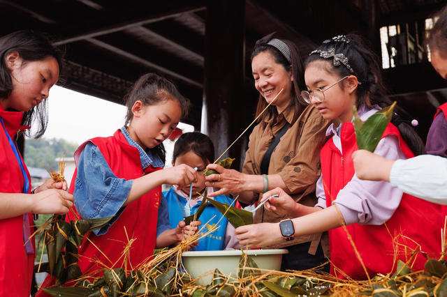 通道县 端午 包粽子