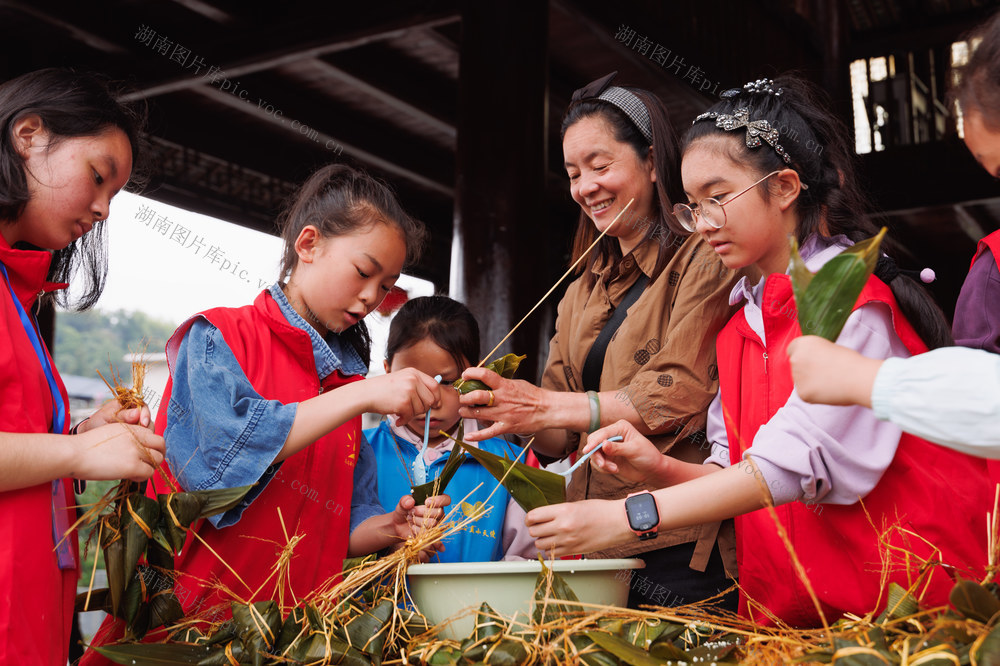 通道县 端午 包粽子
