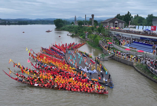  龙舟竞度迎端午