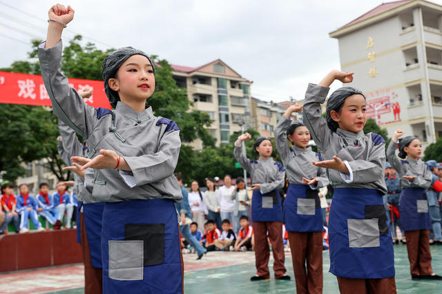 临武县：戏曲展演庆“六一”