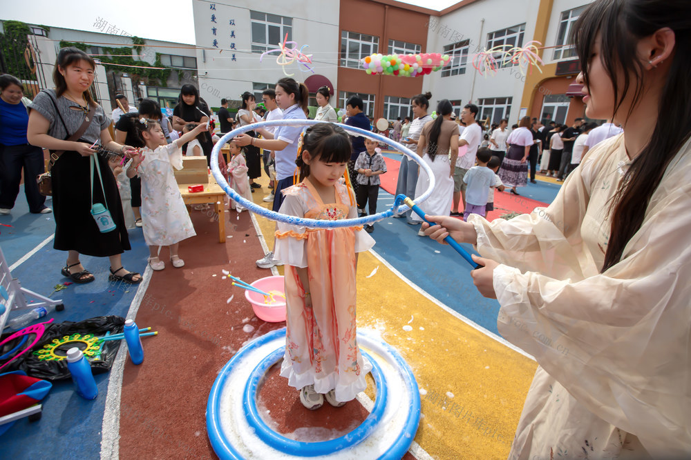 “六一”儿童节 端午节 小朋友 幼儿园 趣味活动 真人泡泡秀 水果沙拉 包粽子 赛龙舟 气球雨 扎染 