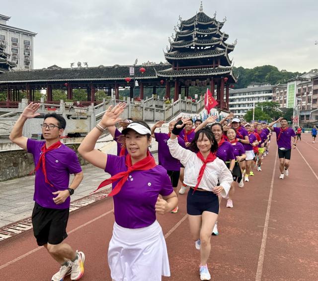 奔跑，欢庆“六一”
