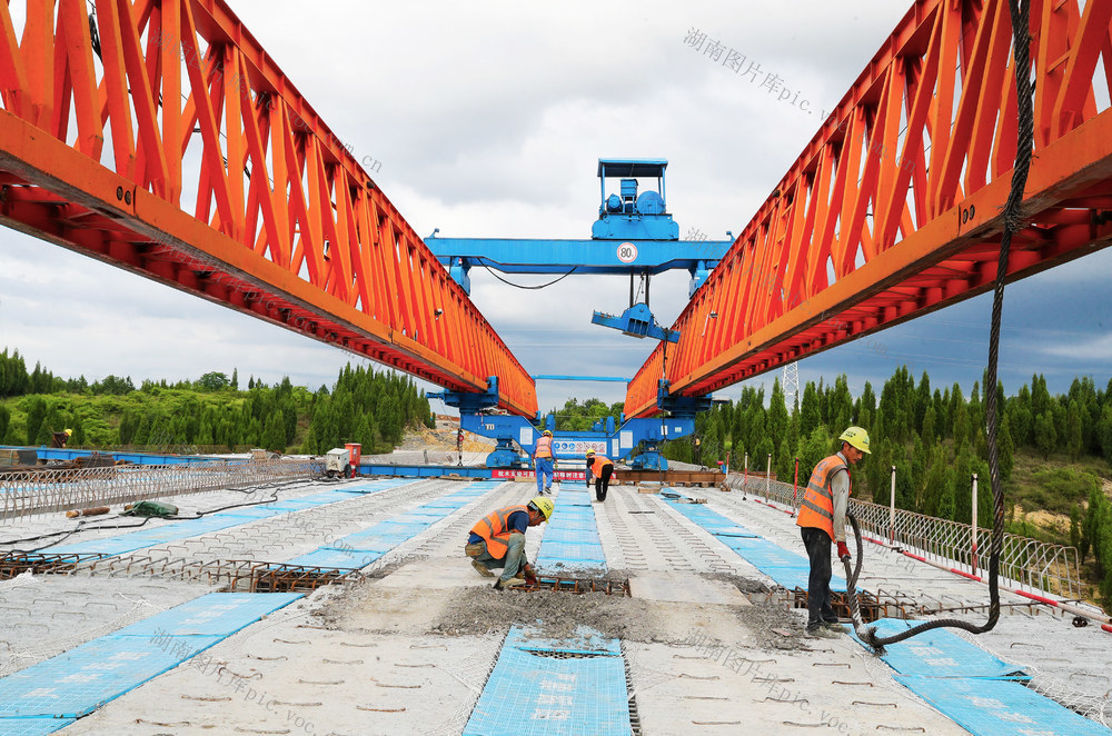 端午节  坚守  岗位  高速  施工