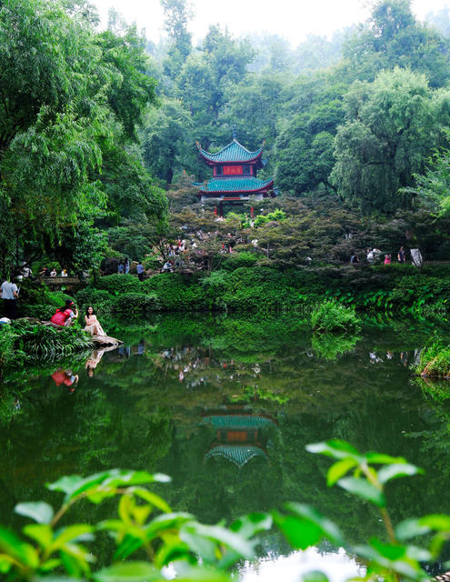 爱晚亭游人如织