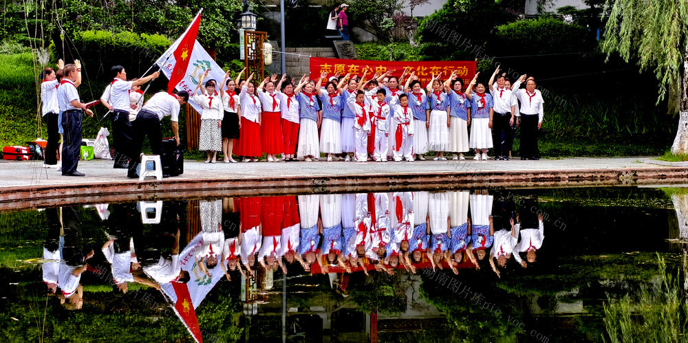 迎队旗，行队礼，唱队歌，老顽童们庆六一