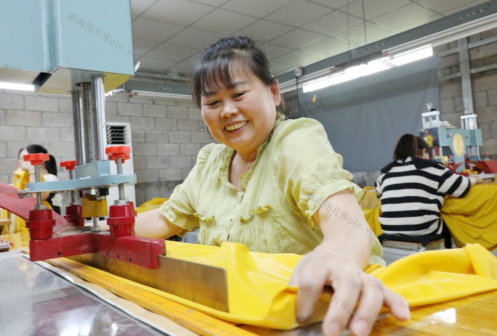 车间开到家门口    挣钱带娃两不误