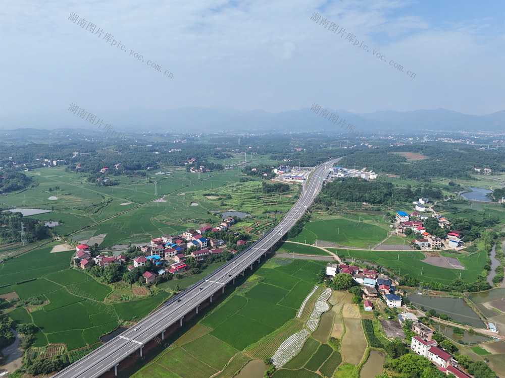 高速  公路  田野  乡村  村庄  河流  风景  自然