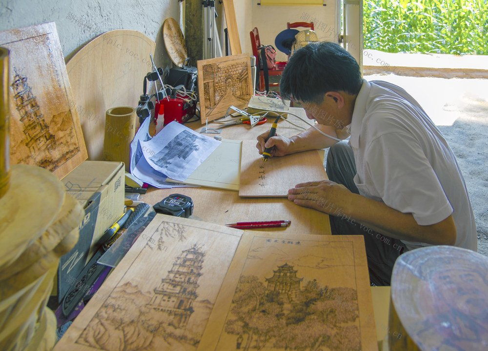 民间烙画艺人屈锡文