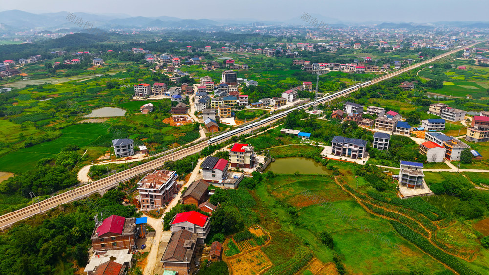 列车 飞驰 绿野 民居 乡村