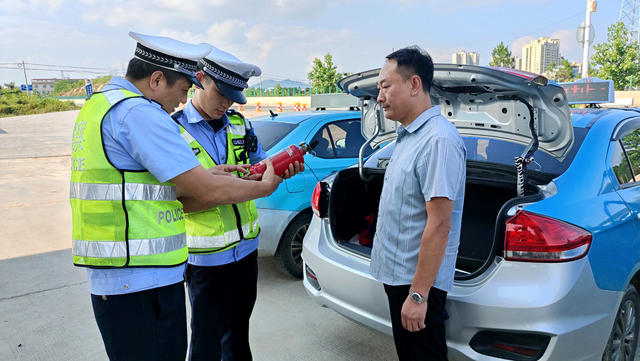 新田县  大成出租车   交警