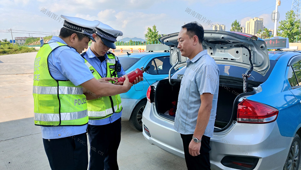 新田县  大成出租车   交警