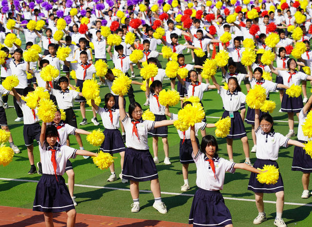 6月5日下午课后服务时间，湖南省隆回县城西学校的孩子们在跳啦啦操、竹竿舞。今年来，该校把啦啦操、竹竿舞、拔河、花样跳绳、花样篮球等运动项目纳入课后服务，让孩子们动起来，在快乐中增强体质。
（罗理力 陈泽雨 摄影报道）