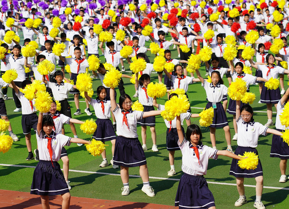 6月5日下午课后服务时间，湖南省隆回县城西学校的孩子们在跳啦啦操、竹竿舞。今年来，该校把啦啦操、竹竿舞、拔河、花样跳绳、花样篮球等运动项目纳入课后服务，让孩子们动起来，在快乐中增强体质。
（罗理力 陈泽雨 摄影报道）