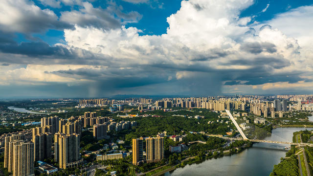 夏日雷暴中的长沙
