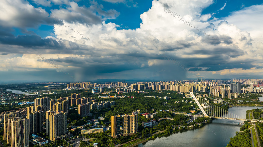 夏日雷暴中的长沙