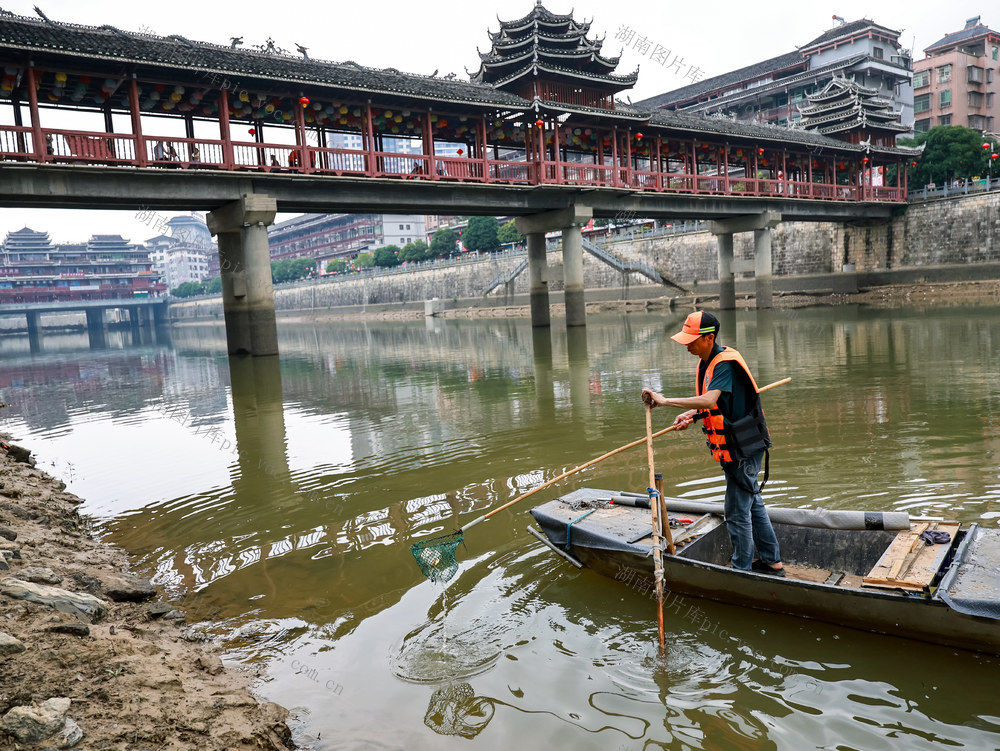 打捞 漂浮物 巡河 碧水 河长制
