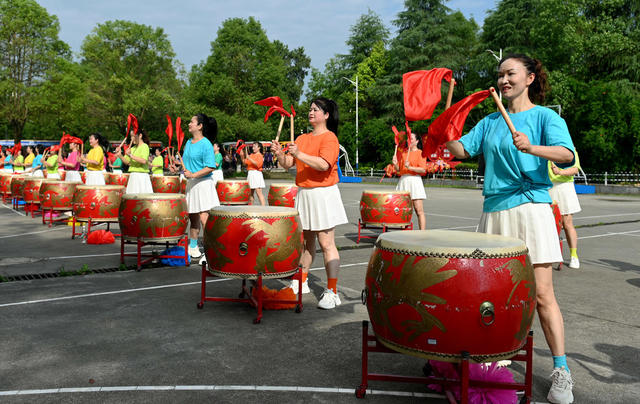 高考 送考 考生 击鼓 群众 学校 湖南 击鼓 助威 壮行