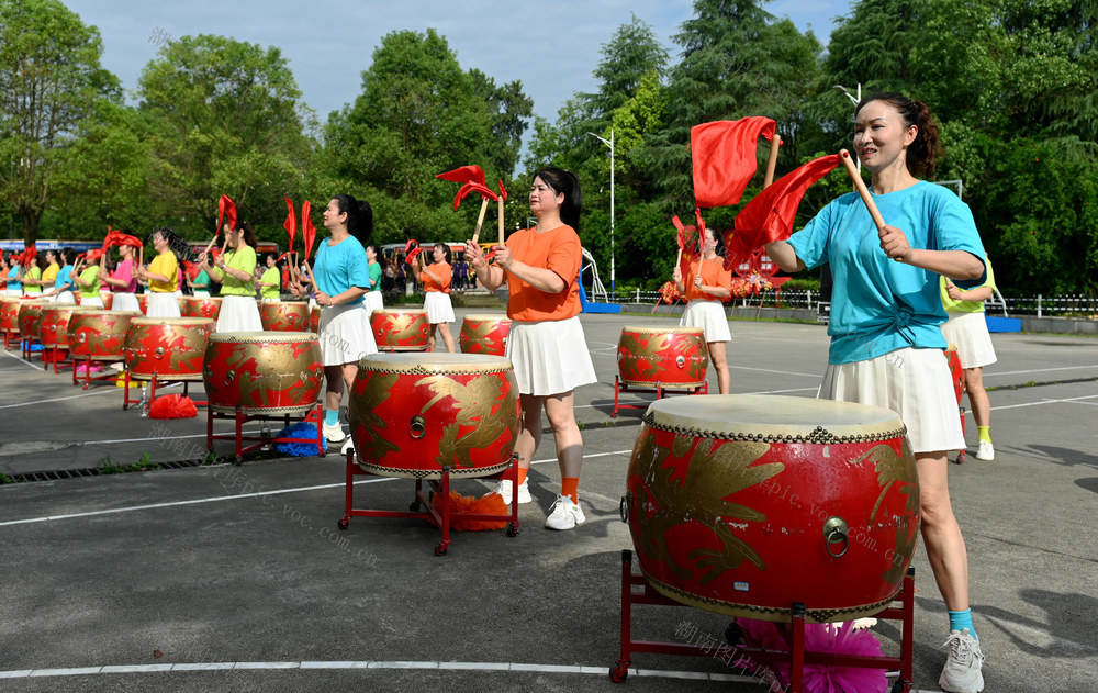 高考 送考 考生 击鼓 群众 学校 湖南 击鼓 助威 壮行