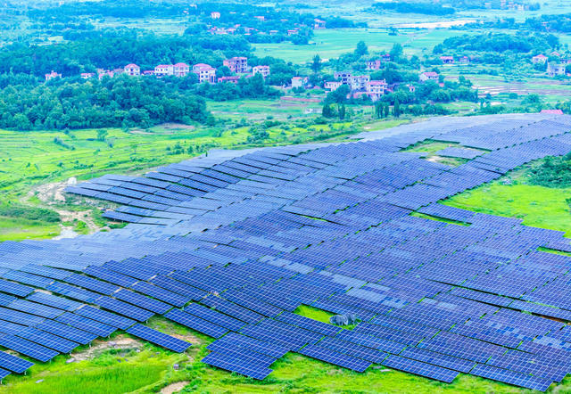 光伏发电  清洁能源  盘活土地  生态效益  经济效益  乡村振兴