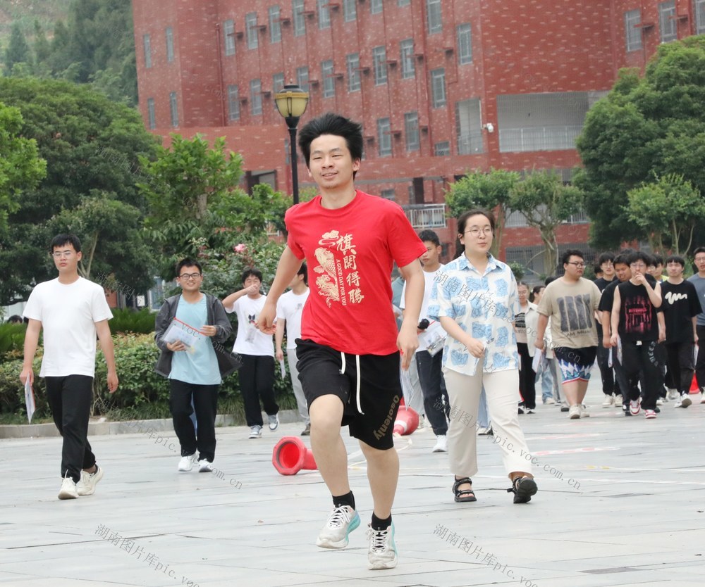 首场考试结束   考生们轻松走出考场