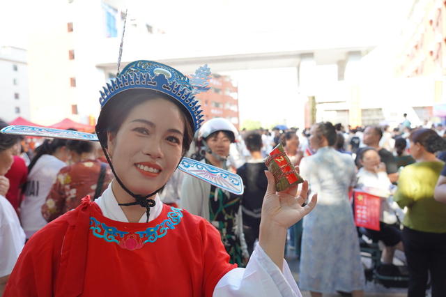6月7日早晨，隆回一中考点大门外，家长身穿状元服，手持粽子、红旗，为孩子加油鼓劲。青志协、交警、城管、市监等部门联合为高考护航。
（湖南省隆回县教育局 罗理力 罗德礼 摄影报道）