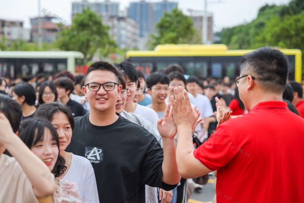 高考 考场 考点 教育 考生 加油 击掌