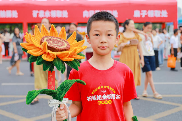 考生
考试   高考   学生  老师  家长   服务  志愿者  青年  小孩  
