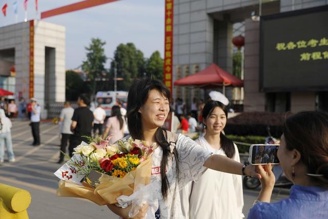 凤凰  高考 表情  考生 老师 家长 交警