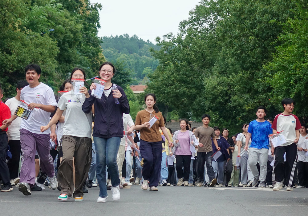 考生自信  出考场