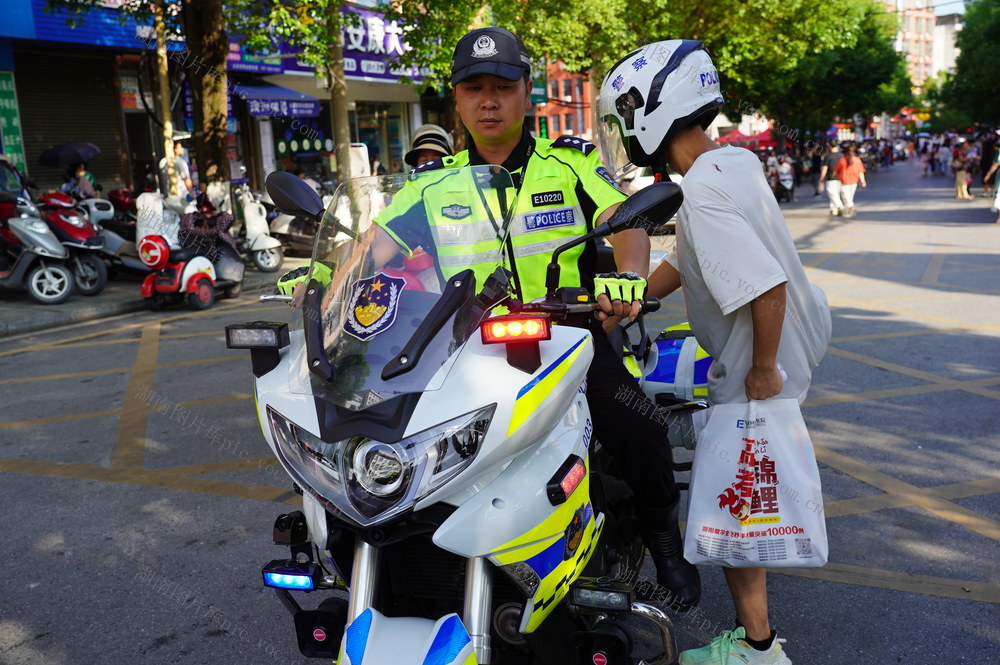 6月7日早晨，隆回一中一名高考生没有赶上送考大巴车，心急如焚。巡逻交警知情后，用摩托车及时把考生送达考点。
（湖南省隆回县教育局 罗理力 罗德礼 摄影报道）