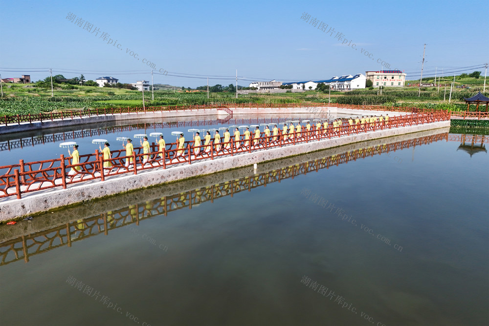 旗袍  走秀   和美  乡村  美丽  庭院