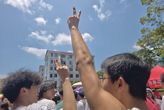 高考 家长 加油 胜利 考场 班主任 准考证 安检 等待 鲜花 祝福