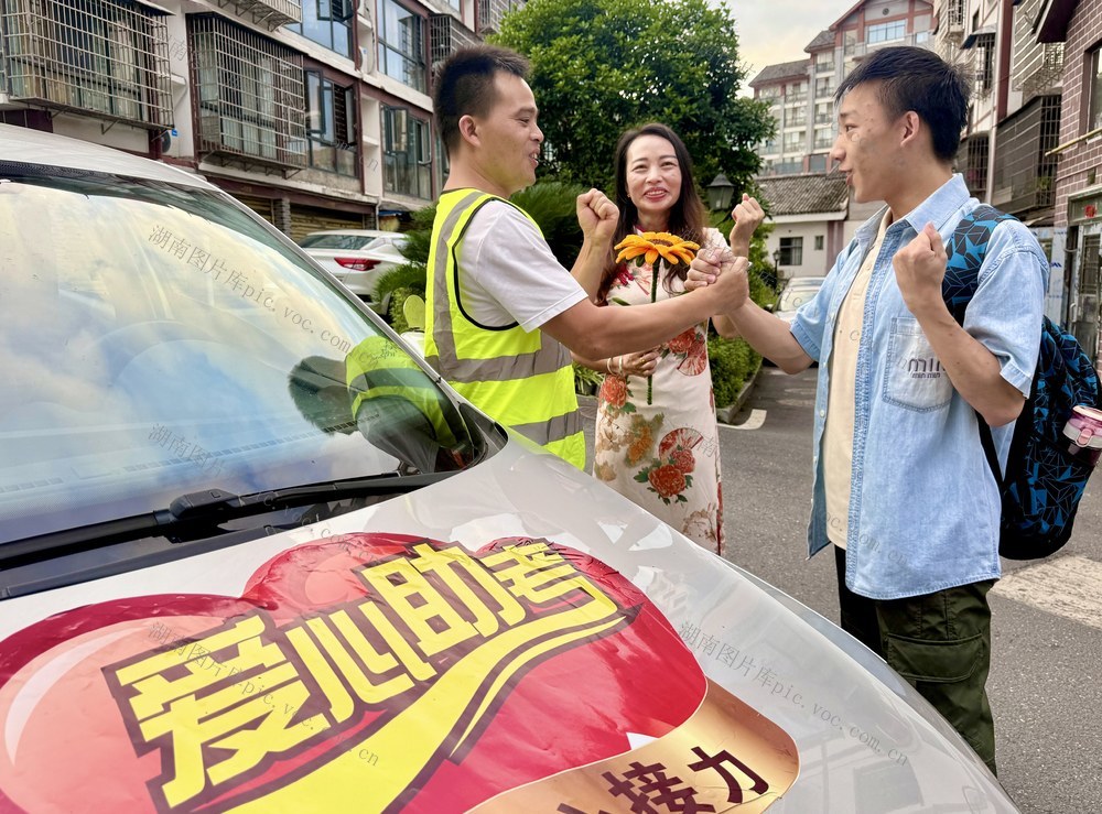 通道：志愿行动铺就暖心高考路
